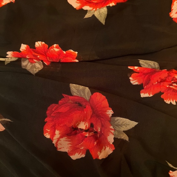 Love Theory rouse Black and Red Rose Stretchy Top. Size S NWT - Picture 3 of 7